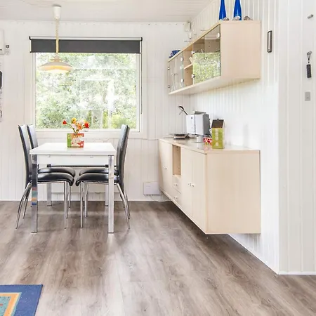 6 Person In Kolind-by Traum